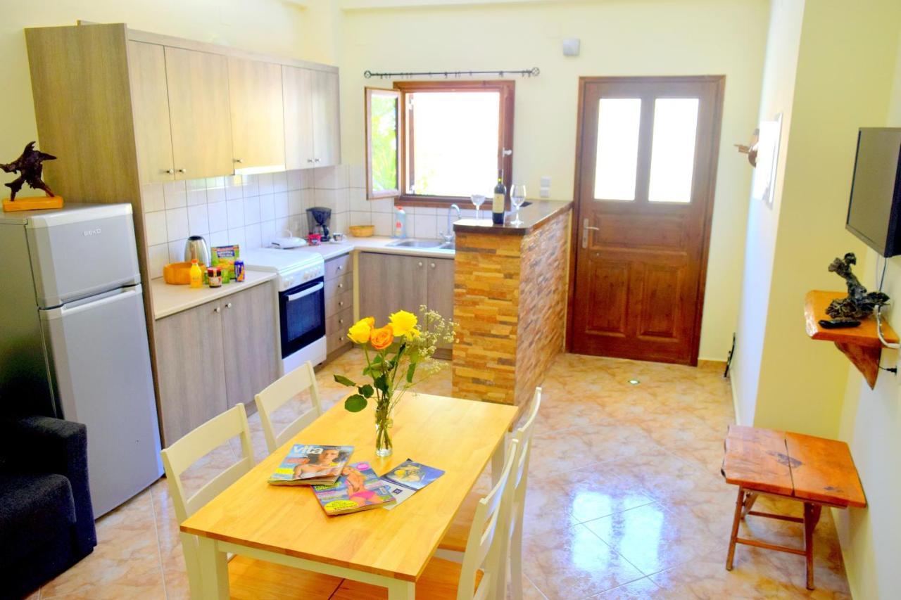 Dourios Ippos Apartments Frikes 外观 照片